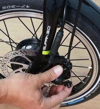 ¿Cómo ajustar los frenos de una bicicleta eléctrica plegable?