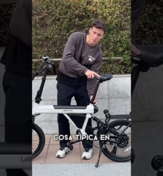 ¿Qué accesorios tecnológicos se pueden añadir a una bicicleta eléctrica plegable?