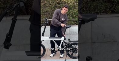¿Qué accesorios tecnológicos se pueden añadir a una bicicleta eléctrica plegable?